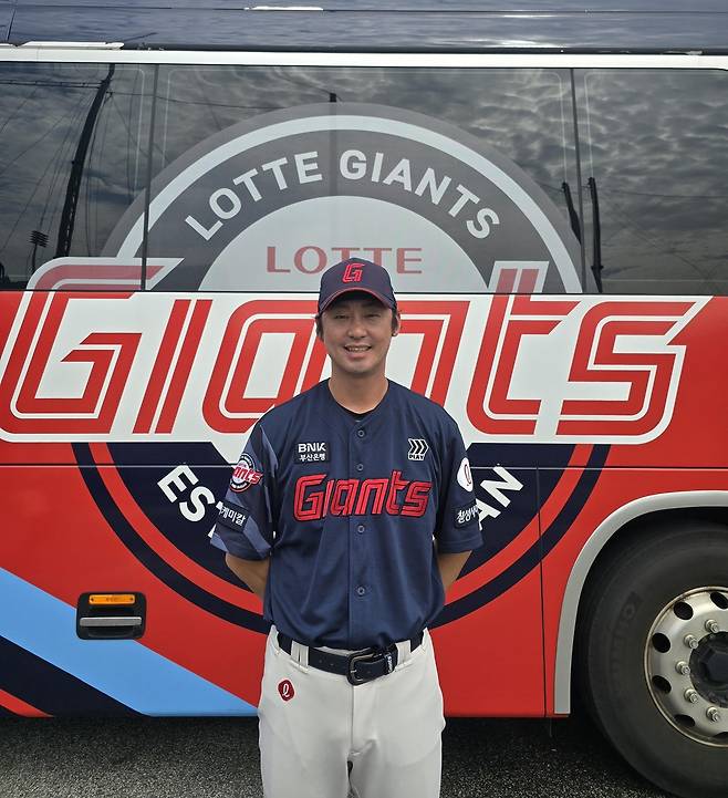 롯데 유니폼을 입고 마지막으로 사진 찍은 진해수 [롯데 자이언츠 제공. 재판매 및 DB 금지]