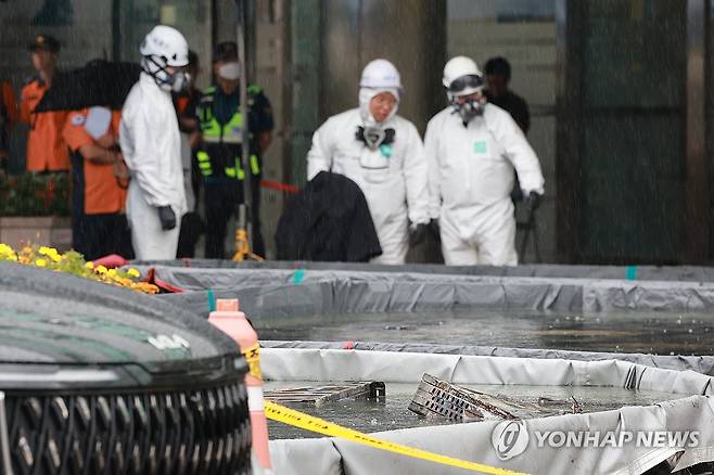 불에 탄 배터리 살피는 국과수 (대전=연합뉴스) 신현우 기자 = 28일 대전 유성구 국가정보자원관리원 화재 현장에서 국립과학수사연구원 관계자가 소화수조에 담긴 배터리를 살피고 있다.
    지난 26일 정부 전산시스템이 있는 국정자원에서 무정전·전원 장치(UPS)용 리튬이온배터리 화재가 발생해 정부 전산 서비스가 대규모로 마비된 바 있다. 2025.9.28 nowwego@yna.co.kr