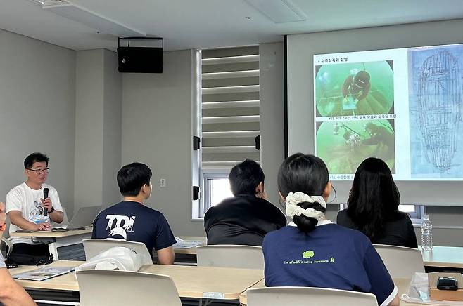 신종국 국립해양유산연구소 과장      (태안=연합뉴스) 김예나 기자 = 신종국 국립해양유산연구소 과장이 지난 27일 충남 태안해양유물전시관에서 수중 발굴 조사 과정을 설명하고 있다. 연구소는 수중유산의 보존·보호 활동을 알리기 위해 27일부터 30일까지 나흘간 '고려난파선 수중발굴 캠프' 행사는 연다. 2025.9.29
    yes@yna.co.kr