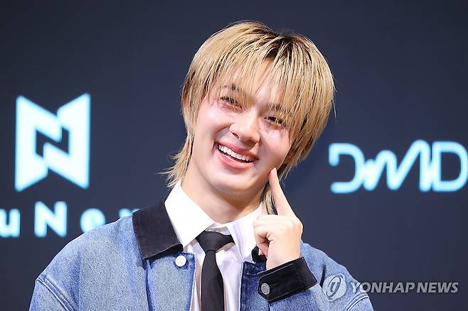 누뉴 차와린, 수줍은 미소 (서울=연합뉴스) 진연수 기자 = 태국 가수 누뉴 차와린이 29일 오후 서울 강남구 라움아트센터에서 열린 싱글 '리브 미 위드 유어 러브(LEAVE ME WITH YOUR LOVE)' 발매 기념 기자간담회에서 포즈를 취하고 있다. 2025.9.29 jin90@yna.co.kr