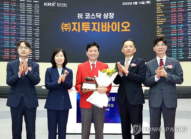 지투지바이오 코스닥시장 상장기념식 (서울=연합뉴스) 14일 서울 영등포구 한국거래소에서 열린 지투지바이오 코스닥시장 상장기념식에서 관계자들이 상장기념패 전달 후 기념 촬영하고 있다. 
    왼쪽부터 김대영 한국IR협의회 부회장, 이미현 한국거래소 코스닥시장본부장보, 이희용 지투지바이오 대표이사, 강성범 미래에셋증권 부사장, 김준만 코스닥협회 전무. 2025.8.14 [한국거래소 제공. 재판매 및 DB 금지] photo@yna.co.kr