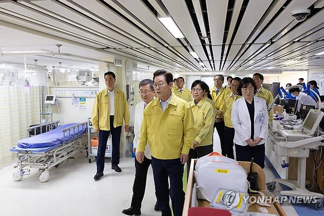 이재명 대통령, 추석연휴 앞두고 응급의료 현장 점검 (서울=연합뉴스) 이재명 대통령이 29일 서울 중구 국립중앙의료원을 방문해 응급의료 현장을 점검하고 있다. 2025.9.29 [대통령실 제공. 재판매 및 DB 금지] photo@yna.co.kr