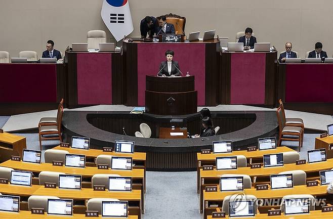 국회 증언·감정법 상정 뒤, 무제한 토론 시작하는 국민의힘 김은혜 의원 (서울=연합뉴스) 황광모 기자 = 28일 국회 본회의에 '국회에서의 증언·감정 등에 관한 법률 일부개정법률안에 대한 수정안'이 상정된 뒤, 국민의힘 김은혜 의원이 이 법안에 대한 필리버스터(무제한 토론)을 시작하고 있다. 2025.9.28