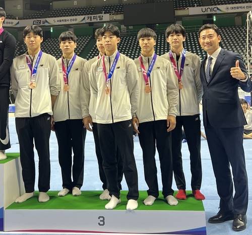 경기도 체조가 사전경기로 치러진 제106회 전국체육대회에서 종목 2연패를 달성했다. 사진은 부별 3위에 오른 남자 18세 이하부 선수들이 기념촬영을 하고 있다. /경기도체조협회 제공