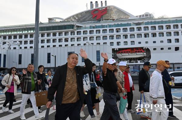 중국인 단체관광객 무비자 입국 첫날인 29일 인천항 국제크루즈터미널에 입국한 중국인 단체 관광객들이 터미널을 빠져 나오고 있다. 2025.9.29 /김용국기자yong@kyeongin.com