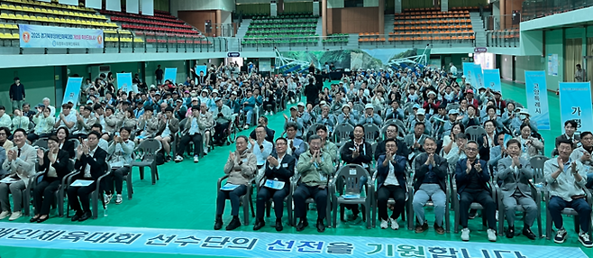30일 포천종합체육관에서 열린 경기북부장애인체육대회 개회식에서 참석 내빈 및 선수단이 기념사진을 찍고 있다. 사진=경기도장애인체육회
