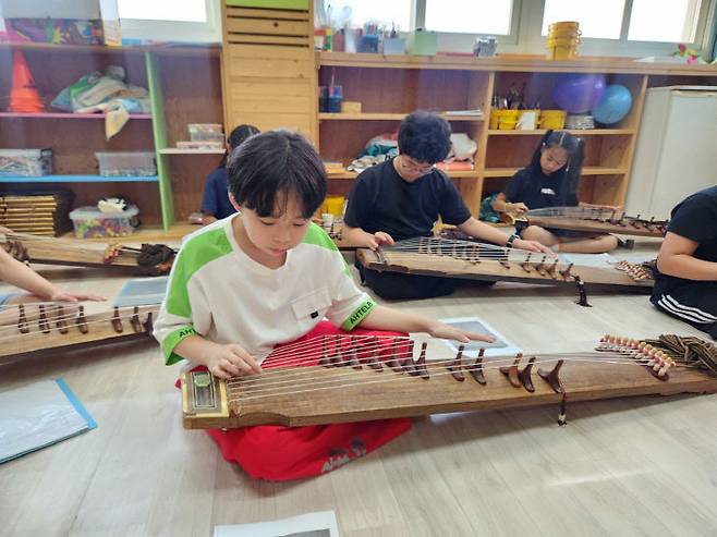 세도초 학생들이 가야금을 배우고 있다.[사진=충남교육청 제공]