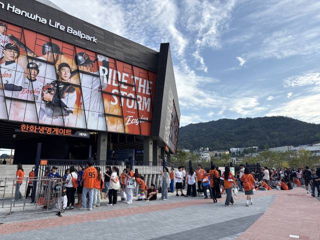 30일 대전한화생명볼파크에서 '2025 신한 SOL뱅크 KBO리그' 한화이글스와 롯데자이언츠의 경기가 치러지는 가운데 팬들이 입장을 기다리고 있다. 사진=김세영 기자
