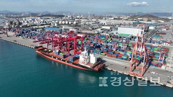 ▲ 8월 울산항 화물 처리량은 자동차 수출량 증가 및 조선업 호황 등으로 소폭 증가했지만, 컨테이너 물동량은 17%나 줄었다. 사진은 울산신항 전경. UPA 제공