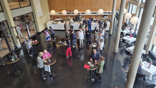 도이치 오페라극장의 휴식공간에서 관객들이 휴식시간을 이용해 주류와 음식을 즐기고 있다. 박석호 기자