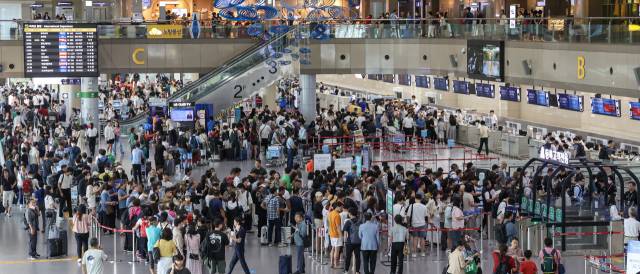 지난 7월 말 김해공항 국제선 출국장이 여행객들로 붐비고 있다. 부산일보DB