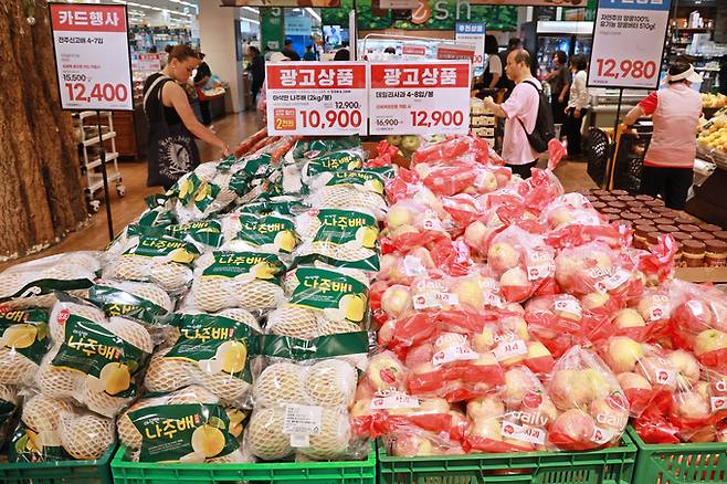 ▲ 추석을 3주 앞두고 전통시장에서 구매해 추석 차례상을 차리는 비용이 4년 만에 30만원을 밑돌았다. 올해 폭우와 폭염 등 악천후로 추석 물가가 치솟지 않을까 염려한 것과 달리 사과와 배 가격이 내려가면서 추석 차례상 비용도 2년째 떨어졌다. 추석이 가까워질수록 물량이 풀리면서 장보기 비용은 더 내려갈 것으로 전망된다. 사진은 이날 서울 시내 한 대형마트.연합