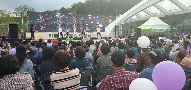 ▲ 30일 성대하게 열린 포항환호근린공원 준공식에서 포항이 고향인 전유진 양이 1000여 명 인파 앞에서 열창하는 모습. 황영우 기자