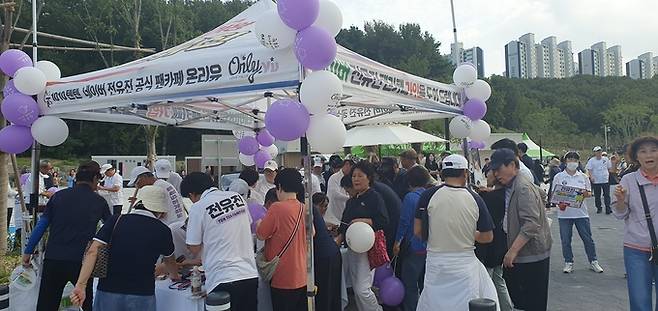 ▲ 30일 성대하게 열린 포항환호근린공원 준공식에서 가수 전유진 양의 팬클럽 회원들이 행사장 입구에서 회원 모집에 나선 모습. 황영우 기자