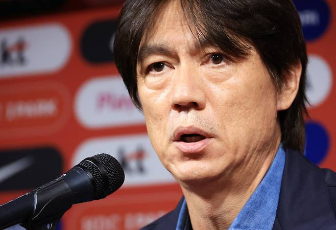 홍명보 축구 국가대표팀 감독이 29일 서울 종로구 축구회관에서 축구국가대표팀 친선경기 10월 소집명단을 발표하고 기자의 질문에 답하고 있다. 사진=연합뉴스