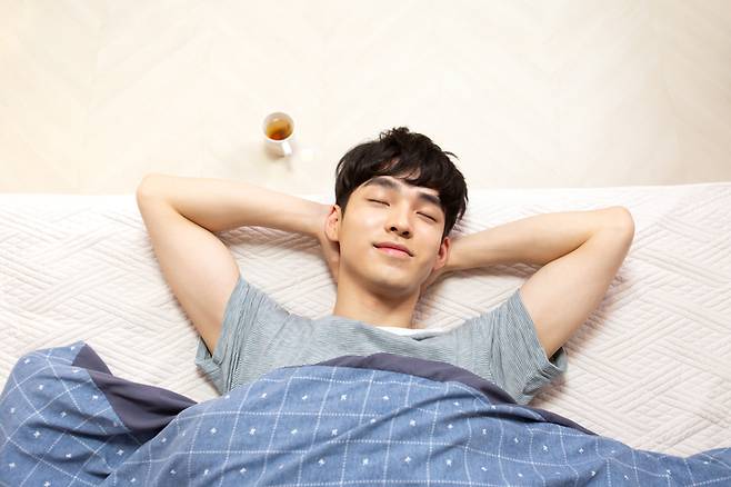 전문가들은 젊은 남성이라도 매일 7시간 이상 수면을 확보하고, 수면 환경 개선, 수면 질 관리, 필요 시 상담을 통한 수면 개선을 권장한다. 사진= 게티이미지뱅크