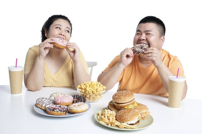 식사를 충분히 한 뒤에도 바로 빵이나 과자 등을 자꾸 먹고 싶은 데에는 뜻밖의 원인이 있을 수 있다. 사진=게티이미지뱅크