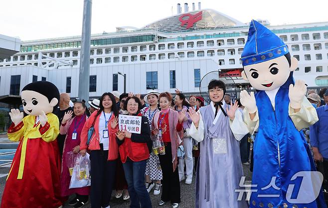 중국 단체관광객의 무비자 입국이 시작된 29일 오전 크루즈를 타고 방한한 중국인 관광객들이 인천 연수구 인천항크루즈터미널을 통해 입국하며 손을 흔들고 있다. 2025.9.29/뉴스1 ⓒ News1 오대일 기자
