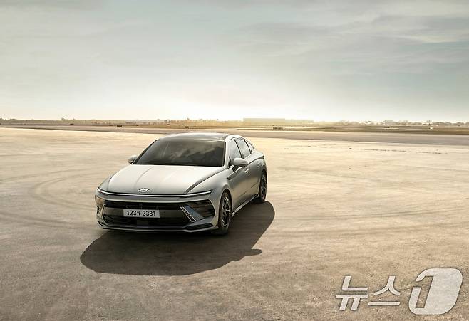 현대자동차 대표 중형 세단 ‘쏘나타 디 엣지’의 연식 변경 모델인 '2025 쏘나타 디 엣지'의 모습 (현대자동차 제공) 2024.10.25/뉴스1