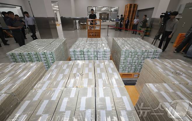 30일 서울 중구 한국은행 화폐수납장에서 관계자들이 추석 화폐 공급을 하고 있다. 2025.9.30/뉴스1 ⓒ News1 사진공동취재단