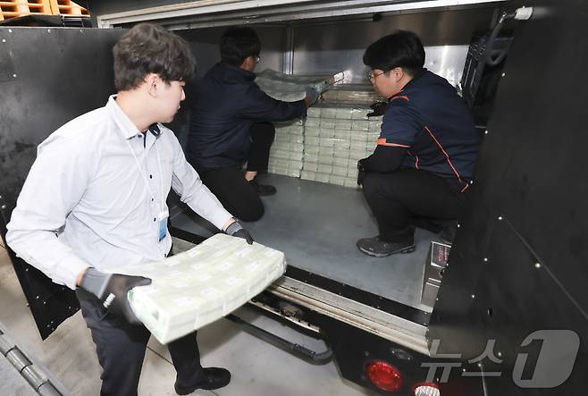 30일 서울 중구 한국은행 화폐수납장에서 관계자들이 추석 화폐 공급을 하고 있다. 2025.9.30/뉴스1 ⓒ News1 사진공동취재단