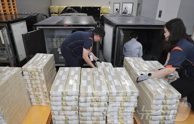 30일 서울 중구 한국은행 화폐수납장에서 관계자들이 추석 화폐 공급을 하고 있다. 2025.9.30/뉴스1 ⓒ News1 사진공동취재단