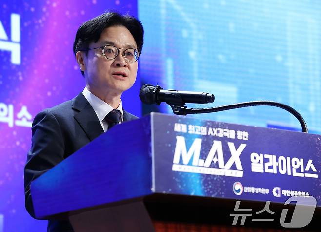 김정관 산업통상자원부 장관이 10일 오후 서울 중구 웨스틴조선 호텔에서 열린 제조AX 얼라이언스 출범식에서 인사말을 하고 있다. 제조업(Manufacturing)과 AX를 결합해 M.AX(맥스)라고 이름 지어진 이번 얼라이언스에는 우리 제조업의 구조적 위기를 정면 돌파하고 제조 AX 1등 국가로 도약하기 위해 1000여개의 국내 기업과 연구기관, 학계 등이 참여한다. 2025.9.10/뉴스1 ⓒ News1 오대일 기자