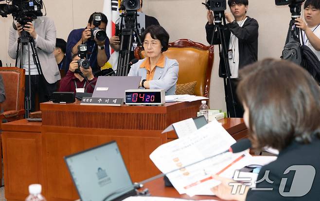 30일 서울 여의도 국회에서 열린 제429회국회(정기회) 법제사법위원회 제7차 전체회의에서 추미애 위원장이 나경원 국민의힘 의원의 발언을 듣고 있다. 2025.9.30/뉴스1 ⓒ News1 이승배 기자