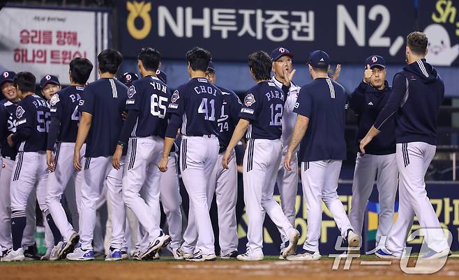 30일 오후 서울 송파구 잠실야구장에서 열린 프로야구 2025 신한 SOL 뱅크 KBO 리그 두산 베어스와 LG 트윈스의 경기에서 6:0으로 두산이 승리, 조성환 감독 대행이 승리투수 콜 어빈을 향해 엄지손가락을 치켜들고 있다. 2025.9.30/뉴스1 ⓒ News1 안은나 기자