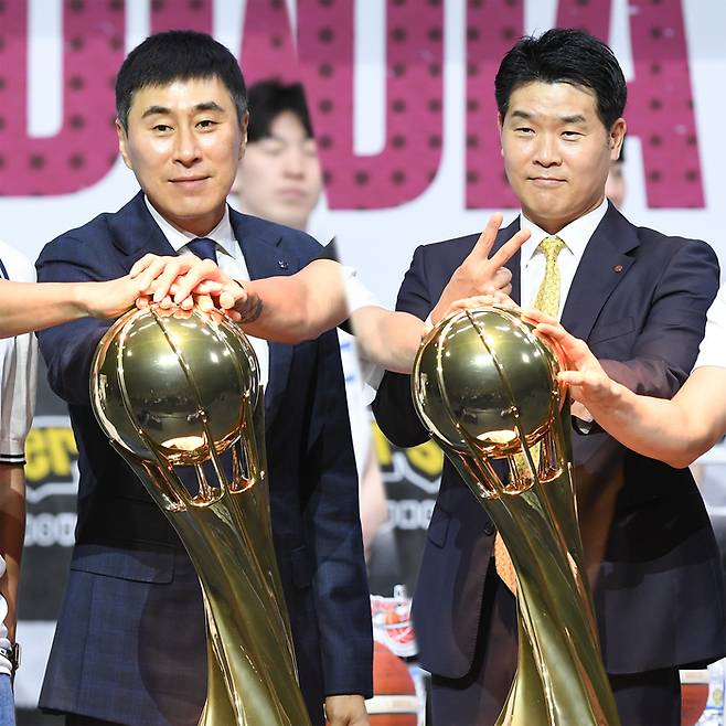 KCC 이상민 감독과 LG 조상현 감독이 우승 트로피 앞에서 포즈를 취하고 있다. 사진 | KBL