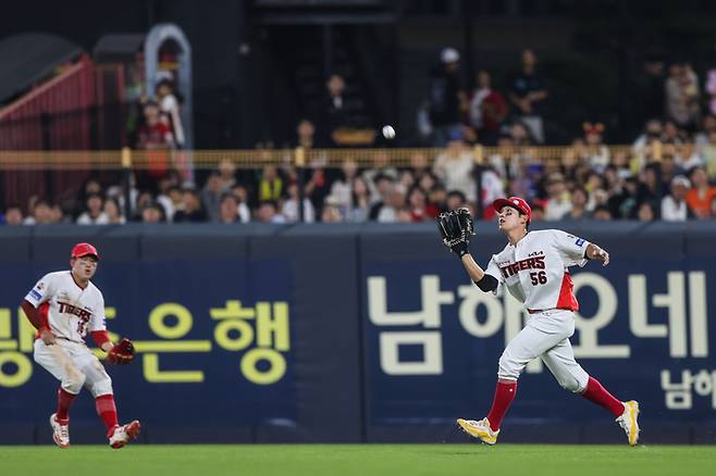 KIA 오선우가 광주-기아 챔피언스 필드에서 열린 2025 KBO리그 한화전에서 우익수 수비를 보고 있다. 사진 | KIA 타이거즈