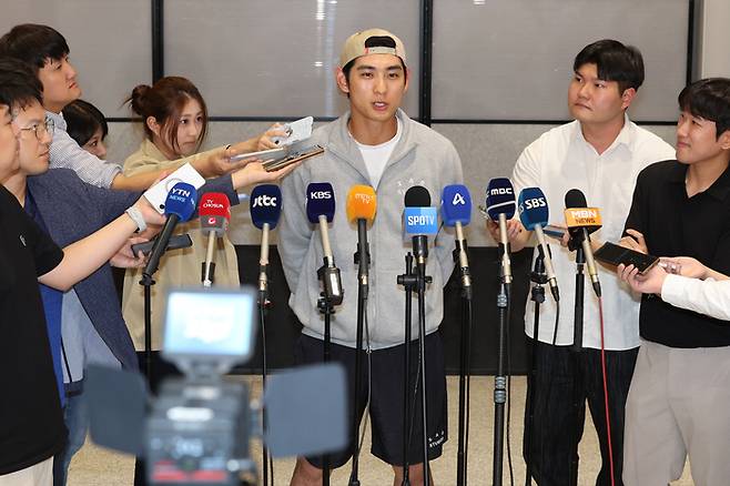 이정후가 귀국한 뒤 인터뷰에 임하고 있다. 사진 | 연합뉴스