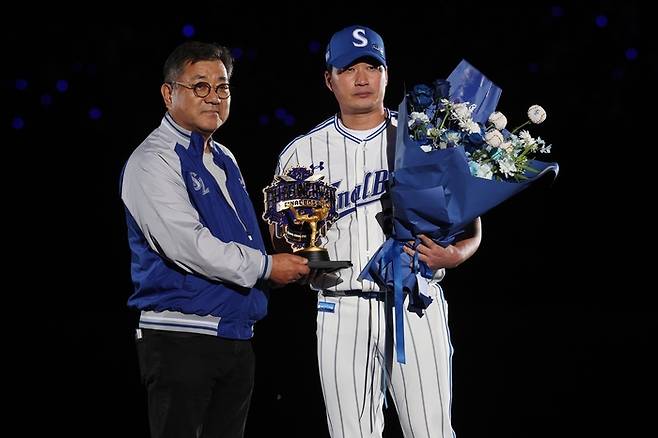 30일 대구 삼성라이온즈파크에서 열린 삼성의 마무리투수 오승환의 은퇴식에서 오승환이 은퇴선물을 받고 있다. 사진 | 대구=연합뉴스