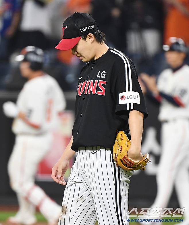 29일 대전 한화생명볼파크에서 열린 LG-한화전. 6회말 연속안타를 허용한 임찬규가 아쉬워하고 있다. 대전=정재근 기자 cjg@sportschosun.com/2025.9.29/