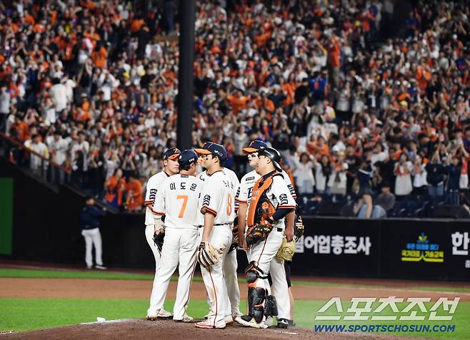 29일 대전 한화생명볼파크에서 열린 LG-한화전. 한화가 7대3으로 승리한 가운데 팬과 선수들이 기뻐하고 있다. 대전=정재근 기자 cjg@sportschosun.com/2025.9.29/