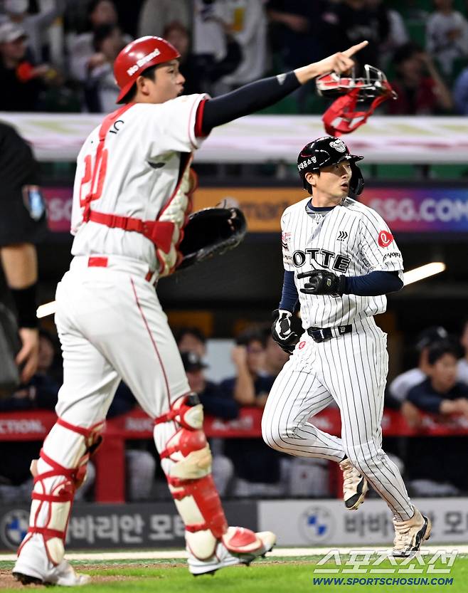 홈에 도달해서야 상황을 파악한 신윤후와 2루를 향해 손짓하는 조형우