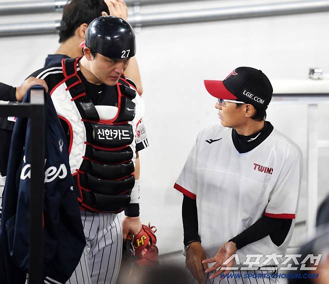 29일 대전 한화생명볼파크에서 열린 LG-한화전. 염경엽 감독이 3회말 포구 실책으로 점수를 내준 박동원에게 조언하고 있다.