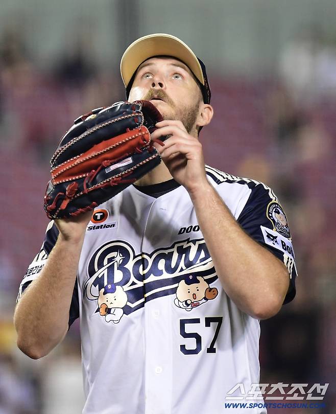 24일 잠실구장에서 열린 두산과 KT의 경기. 7회 1사 1루. 마운드를 내려오는 두산 선발 콜어빈. 잠실=송정헌 기자songs@sportschosun.com/2025.08.24/