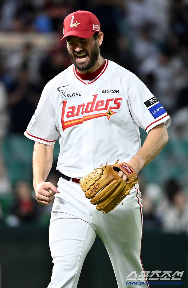 29일 인천SSG랜더스필드에서 열린 롯데와 SSG의 경기, 6회초 2사 1루 SSG 앤더슨이 롯데 전준우를 삼진 처리한 후 화를 내고 있다. 인천=허상욱 기자wook@sportschosun.com/2025.09.29/