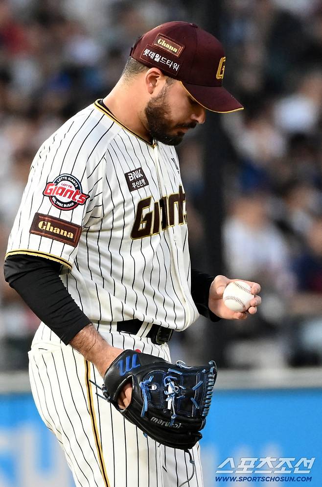 20일 부산 사직야구장에서 열린 키움과 롯데의 경기, 4회초 1사 2,3루 롯데 감보아가 키움 송지후에 2타점 적시타를 내준 뒤 아쉬워하고 있다. 부산=허상욱 기자wook@sportschosun.com/2025.09.20/