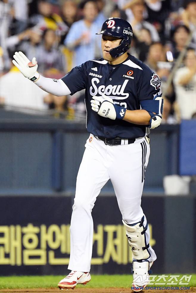 30일 잠실구장에서 열린 LG 트윈스와 두산 베어스의 경기. 4회초 1사 1루 두산 양석환이 투런포를 날린 뒤 환호하고 있다. 잠실=박재만 기자 pjm@sportschosun.com/2025.09.30/