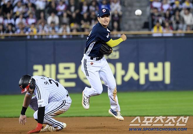 30일 잠실구장에서 열린 LG 트윈스와 두산 베어스의 경기. 4회말 1사 1루 LG 문보경 내야 땅볼 타구를 두산 유격수 안재석이 병살로 연결하고 있다. 잠실=박재만 기자 pjm@sportschosun.com/2025.09.30/