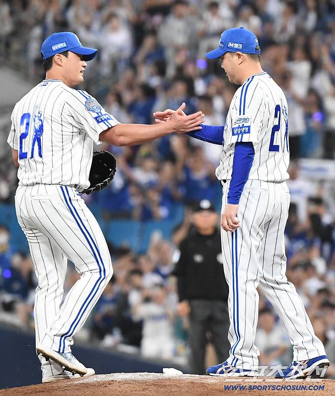 30일 대구 라이온즈파크에서 열린 KIA-삼성전. 9회초 오승환이 등판하자 박진만 감독이 나와 맞이하고 있다. 대구=정재근 기자 cjg@sportschosun.com/2025.9.30/