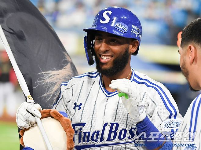 30일 대구 라이온즈파크에서 열린 KIA-삼성전. 1회말 1사 1, 3루 디아즈가 스리런포를 치며 50홈런을 달성했다. 디아즈가 깃발을 펄럭이고 있다. 대구=정재근 기자 cjg@sportschosun.com/2025.9.30/