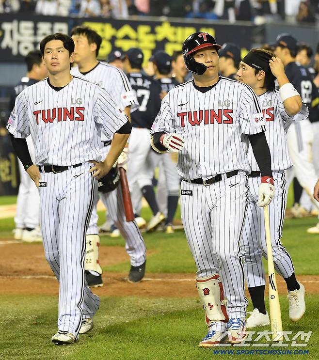 30일 잠실구장에서 열린 LG 트윈스와 두산 베어스의 경기. 패한 LG 선수들이 아쉬워하고 있다. 잠실=박재만 기자 pjm@sportschosun.com/2025.09.30/