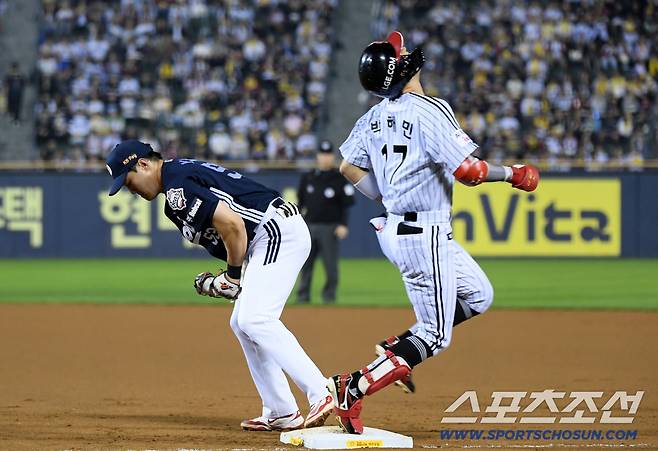 30일 잠실구장에서 열린 LG 트윈스와 두산 베어스의 경기. 6회말 LG 박해민이 기습 번트 후 전력을 다했지만 1루에서 아웃되고 있다. 잠실=박재만 기자 pjm@sportschosun.com/2025.09.30/