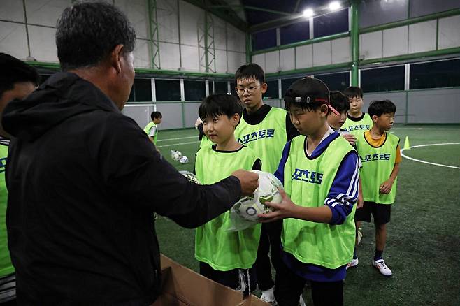 아이들에게 KFA 공인구가 선물로 제공됐다.