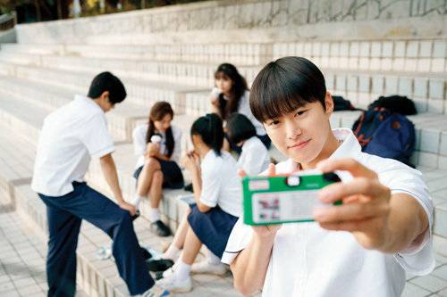공명은 영화 ‘고백의 역사’에서 동급생보다 한 살 많은 전학생 한윤석을 연기했다.