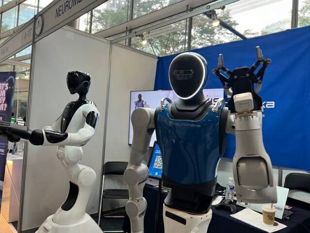 뉴로메카 휴머노이드 플랫폼 '젠'(왼쪽)과 '나미'(오른쪽) (사진=지디넷코리아 신영빈 기자)