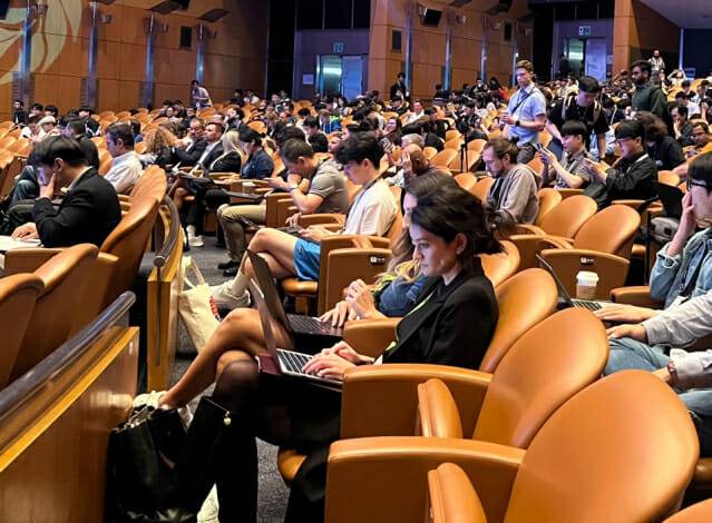 매디슨 황이 30일 국제로봇학습콘퍼런스(CoRL 2025) 행사장에 참가한 모습. (사진=지디넷코리아)